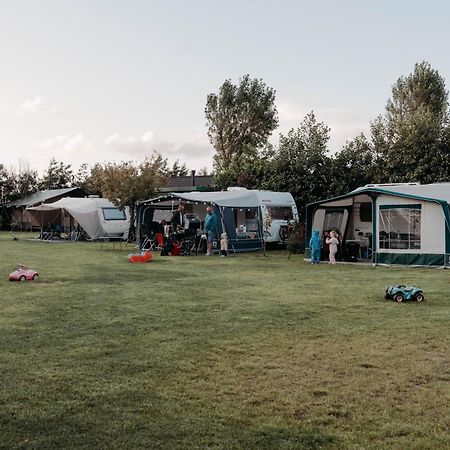 Camping De Tulpenweide Lege Kampeerplaats, Lege Plaats Op Het Gras Zonder Bed Breezand Bagian luar foto