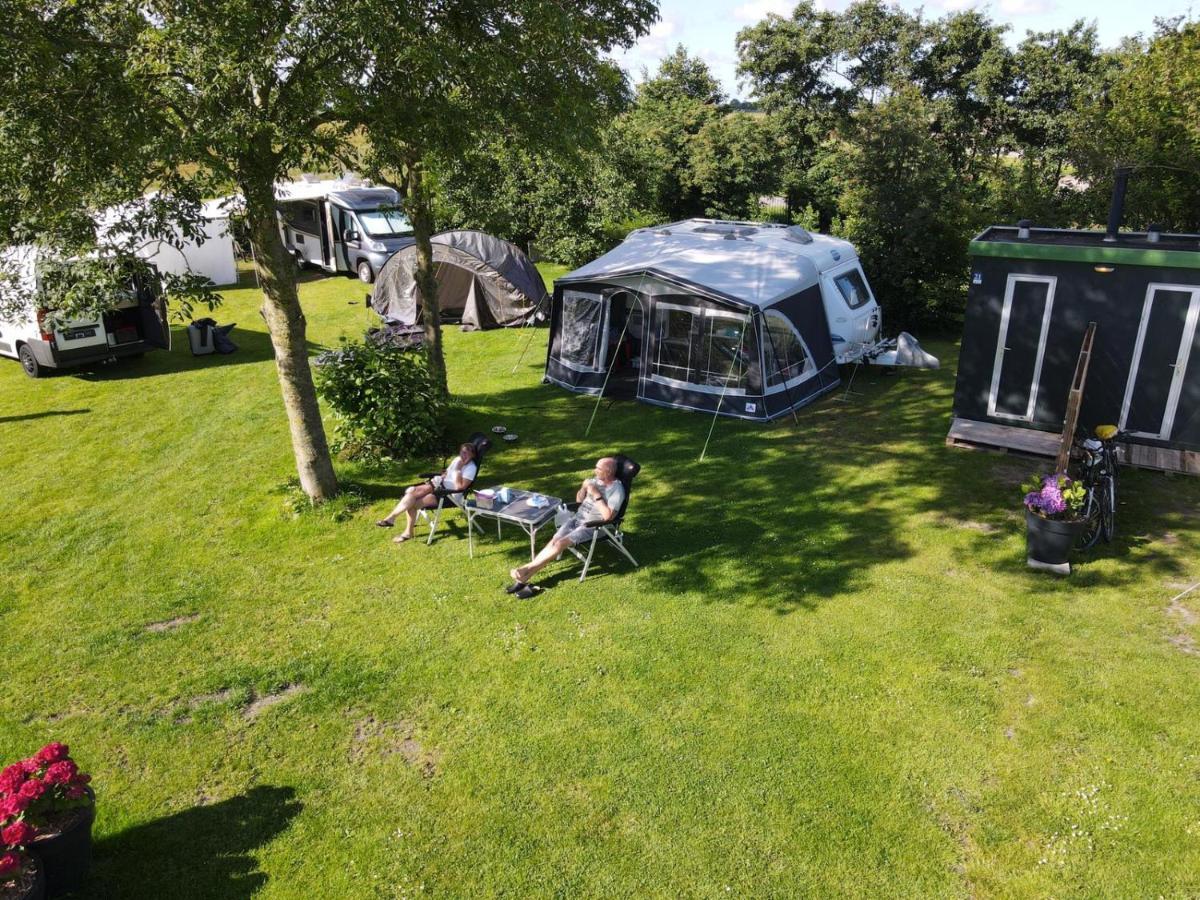 Camping De Tulpenweide Lege Kampeerplaats, Lege Plaats Op Het Gras Zonder Bed Breezand Bagian luar foto