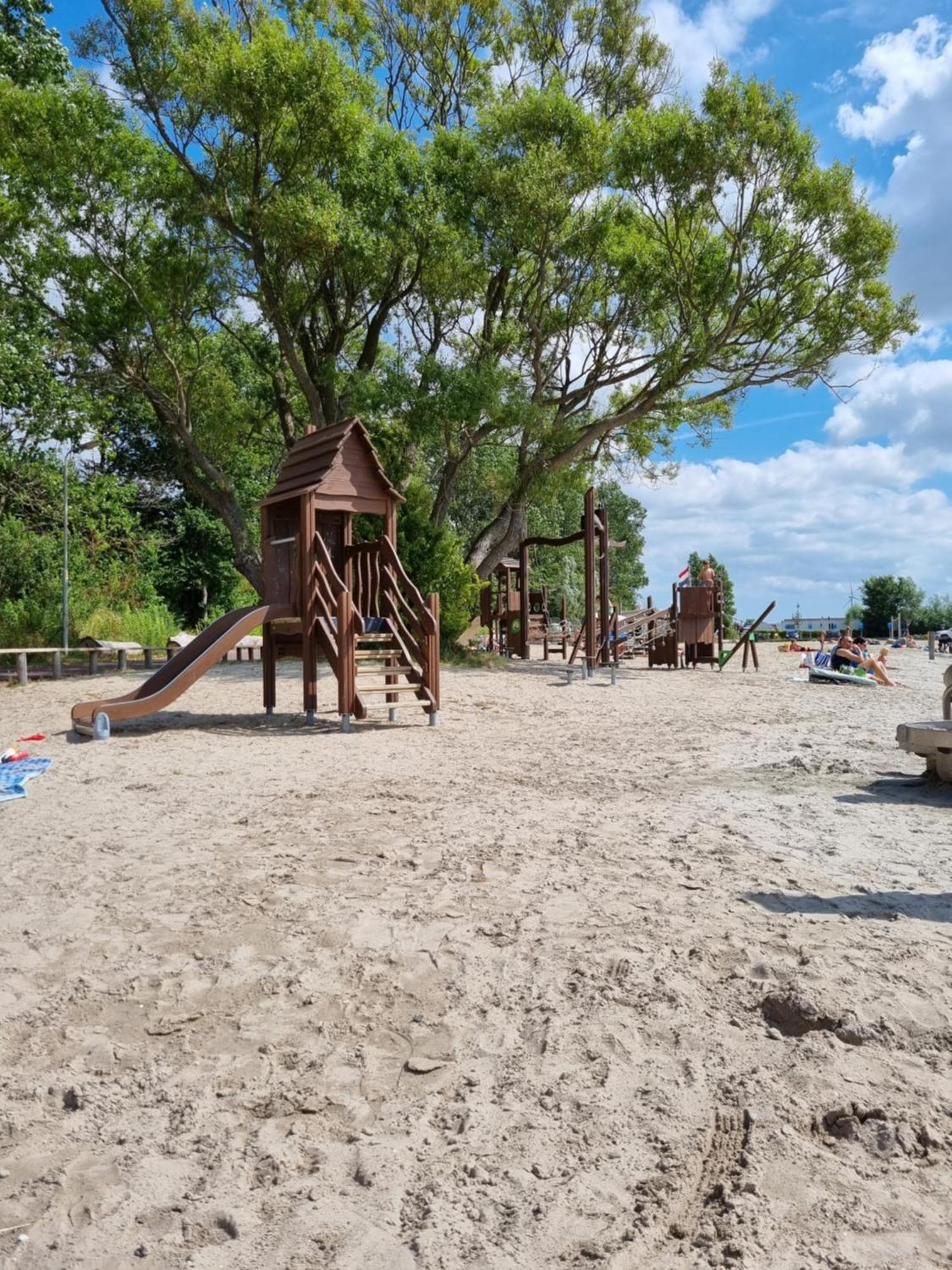 Camping De Tulpenweide Lege Kampeerplaats, Lege Plaats Op Het Gras Zonder Bed Breezand Bagian luar foto