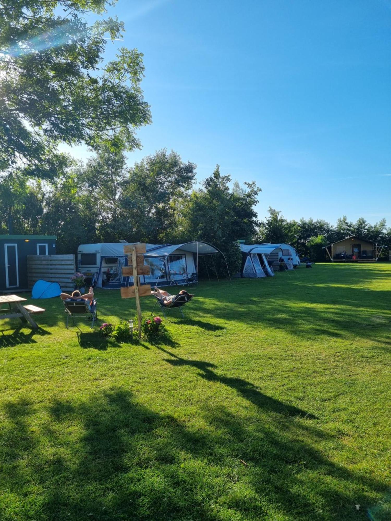 Camping De Tulpenweide Lege Kampeerplaats, Lege Plaats Op Het Gras Zonder Bed Breezand Bagian luar foto