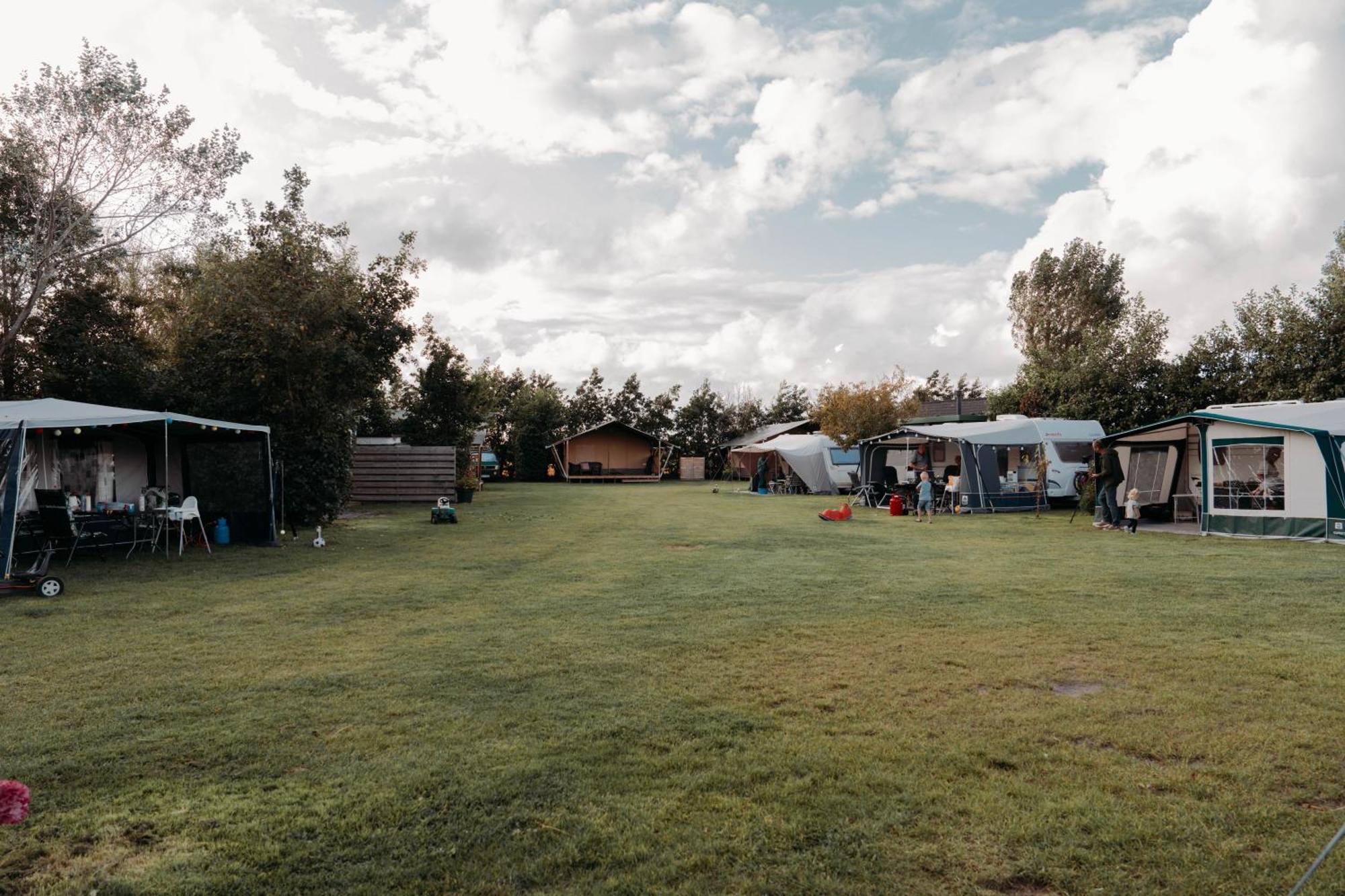 Camping De Tulpenweide Lege Kampeerplaats, Lege Plaats Op Het Gras Zonder Bed Breezand Bagian luar foto