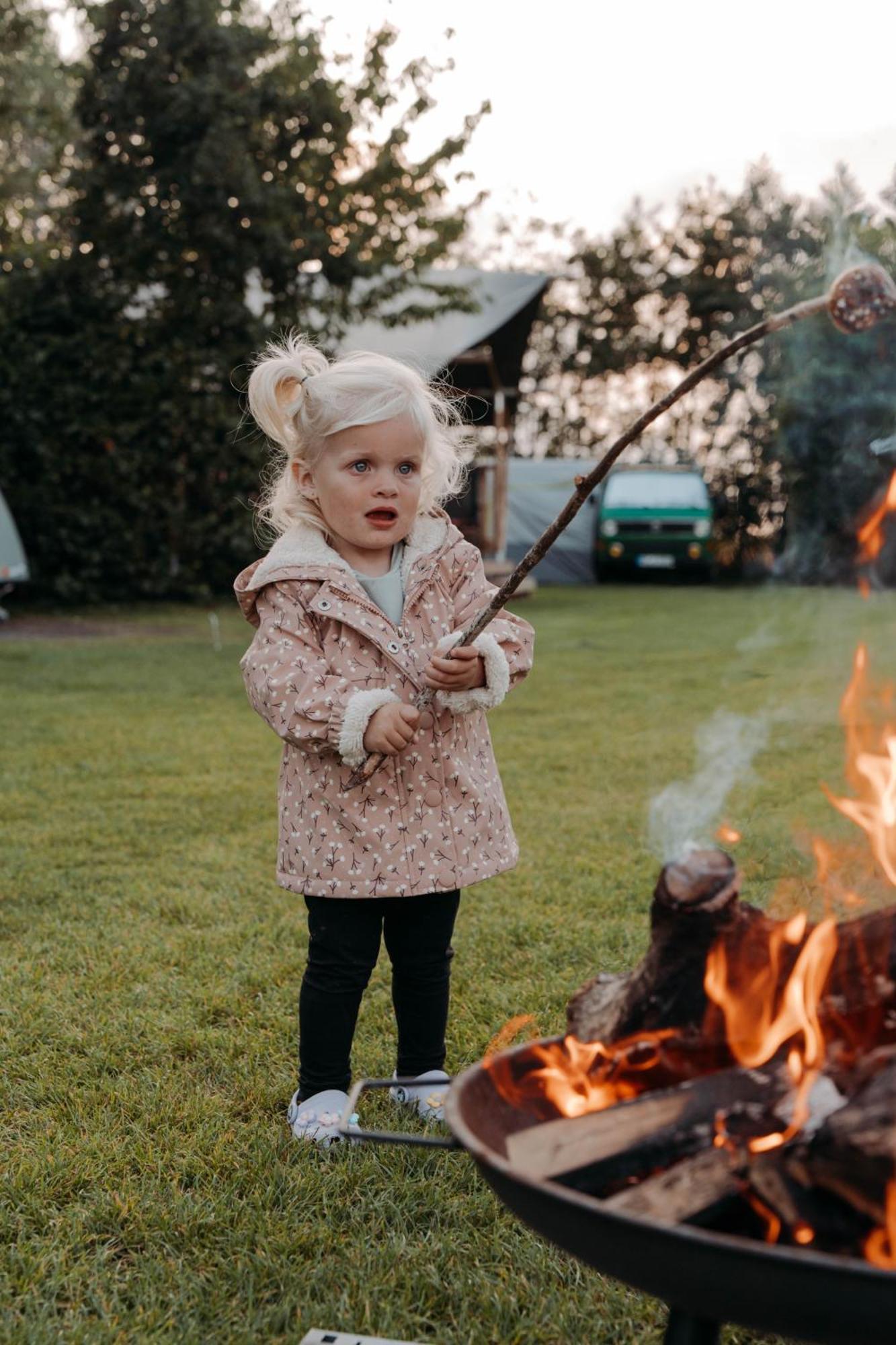 Camping De Tulpenweide Lege Kampeerplaats, Lege Plaats Op Het Gras Zonder Bed Breezand Bagian luar foto