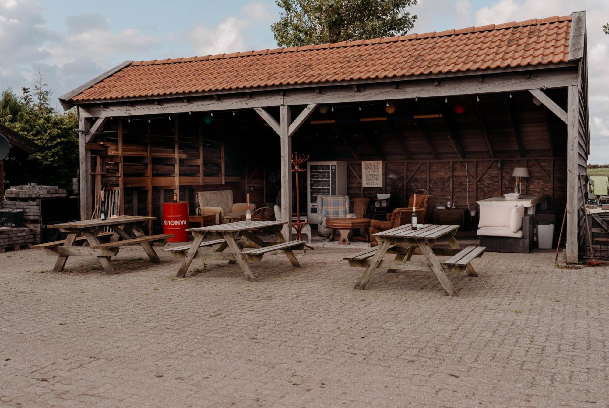Camping De Tulpenweide Lege Kampeerplaats, Lege Plaats Op Het Gras Zonder Bed Breezand Bagian luar foto