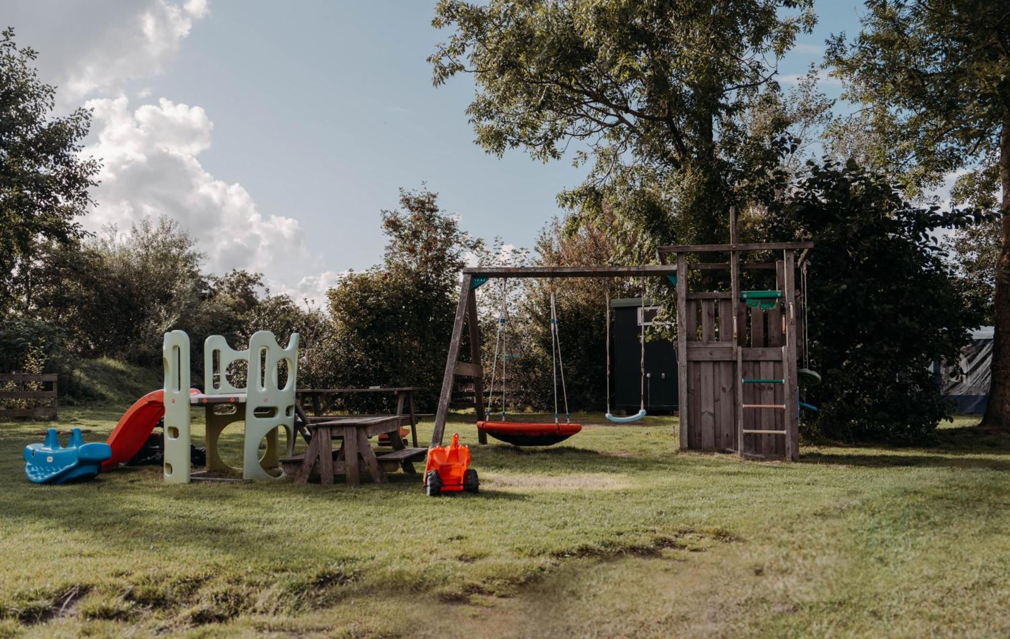 Camping De Tulpenweide Lege Kampeerplaats, Lege Plaats Op Het Gras Zonder Bed Breezand Bagian luar foto