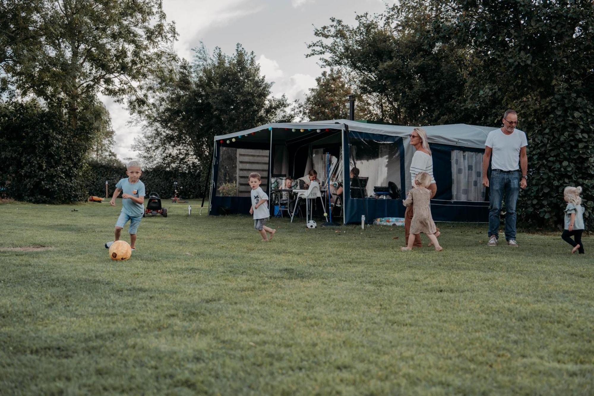 Camping De Tulpenweide Lege Kampeerplaats, Lege Plaats Op Het Gras Zonder Bed Breezand Bagian luar foto