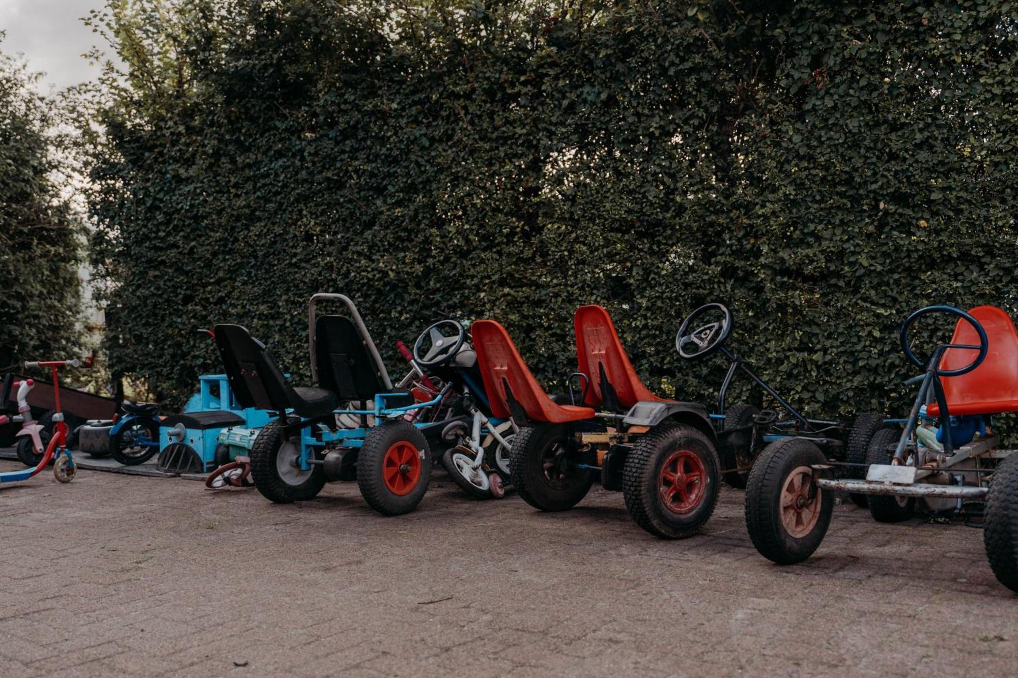 Camping De Tulpenweide Lege Kampeerplaats, Lege Plaats Op Het Gras Zonder Bed Breezand Bagian luar foto