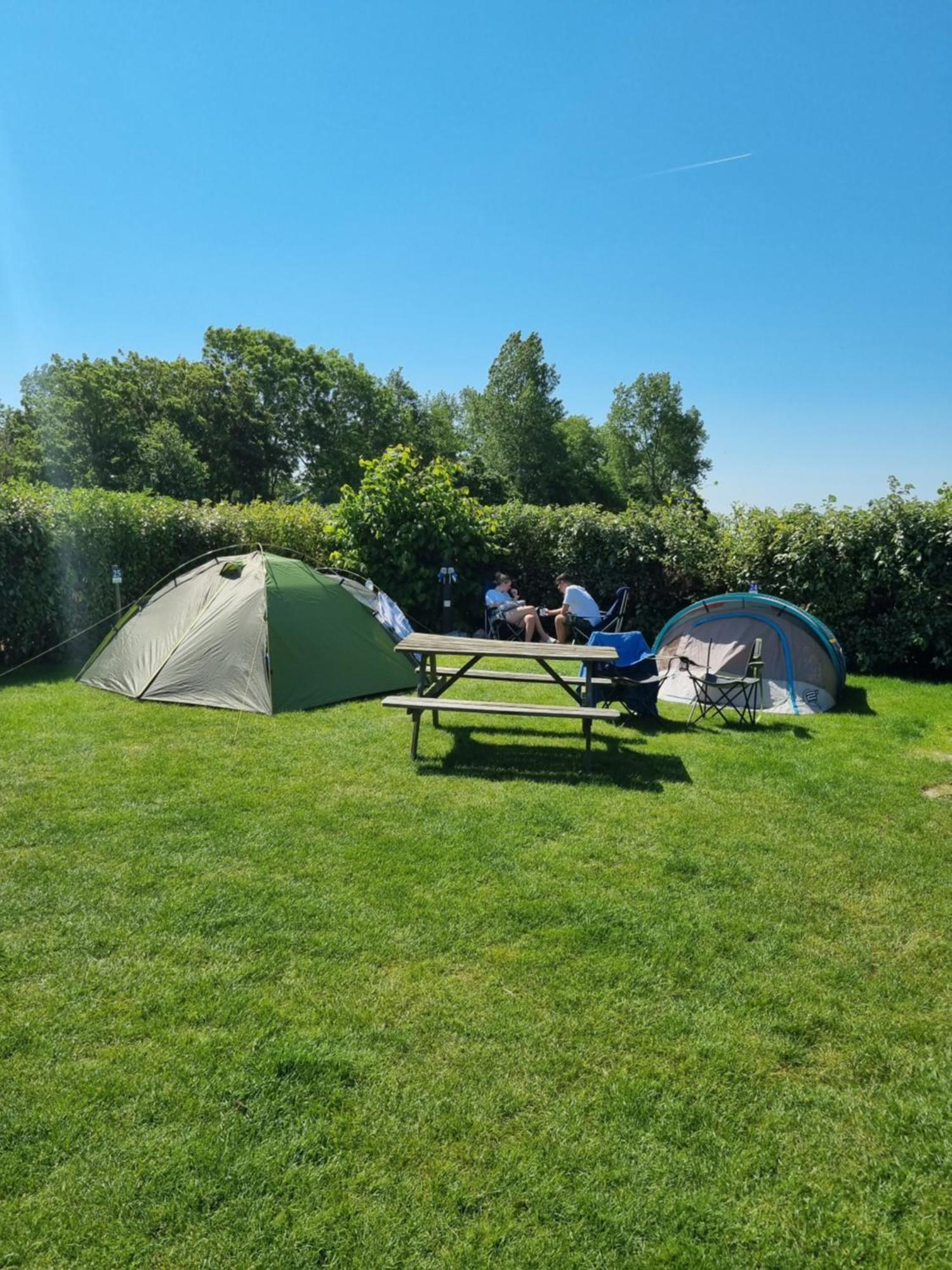Camping De Tulpenweide Lege Kampeerplaats, Lege Plaats Op Het Gras Zonder Bed Breezand Bagian luar foto