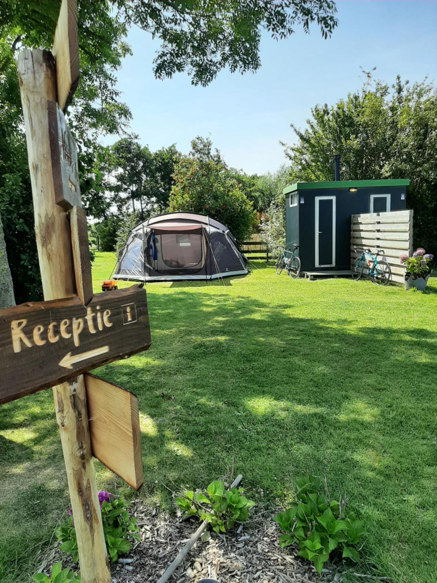Camping De Tulpenweide Lege Kampeerplaats, Lege Plaats Op Het Gras Zonder Bed Breezand Ruang foto