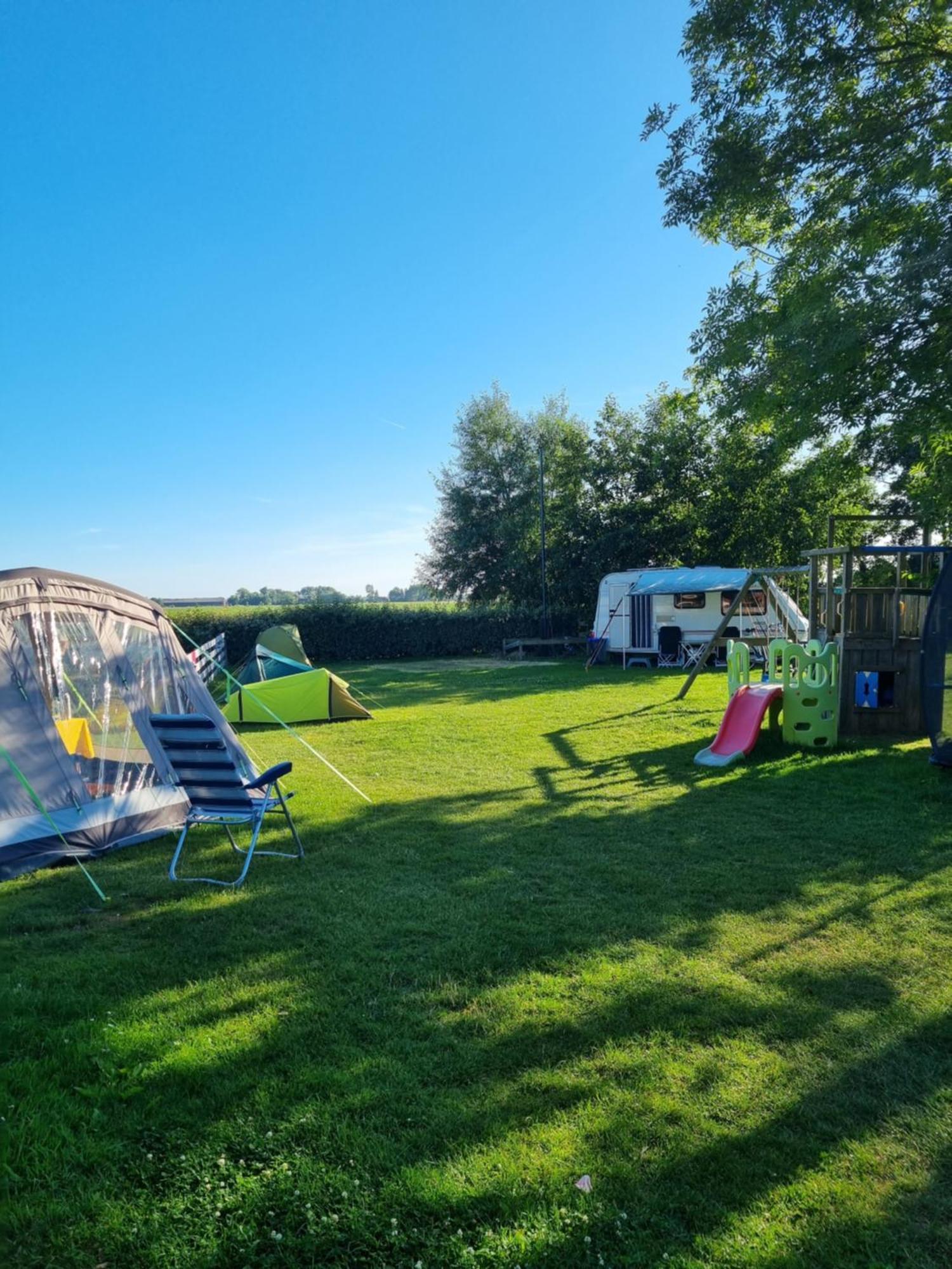 Camping De Tulpenweide Lege Kampeerplaats, Lege Plaats Op Het Gras Zonder Bed Breezand Ruang foto