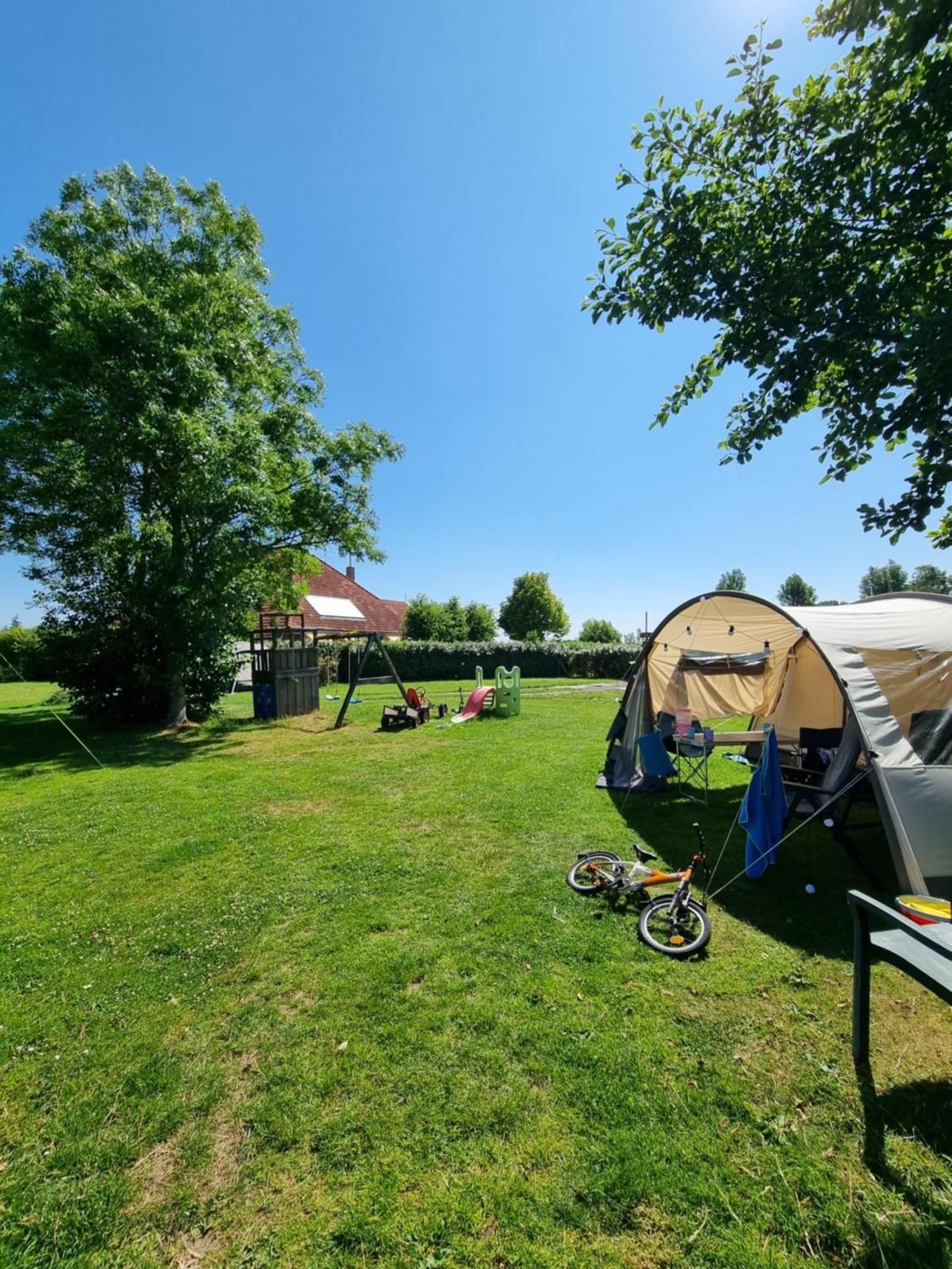 Camping De Tulpenweide Lege Kampeerplaats, Lege Plaats Op Het Gras Zonder Bed Breezand Ruang foto