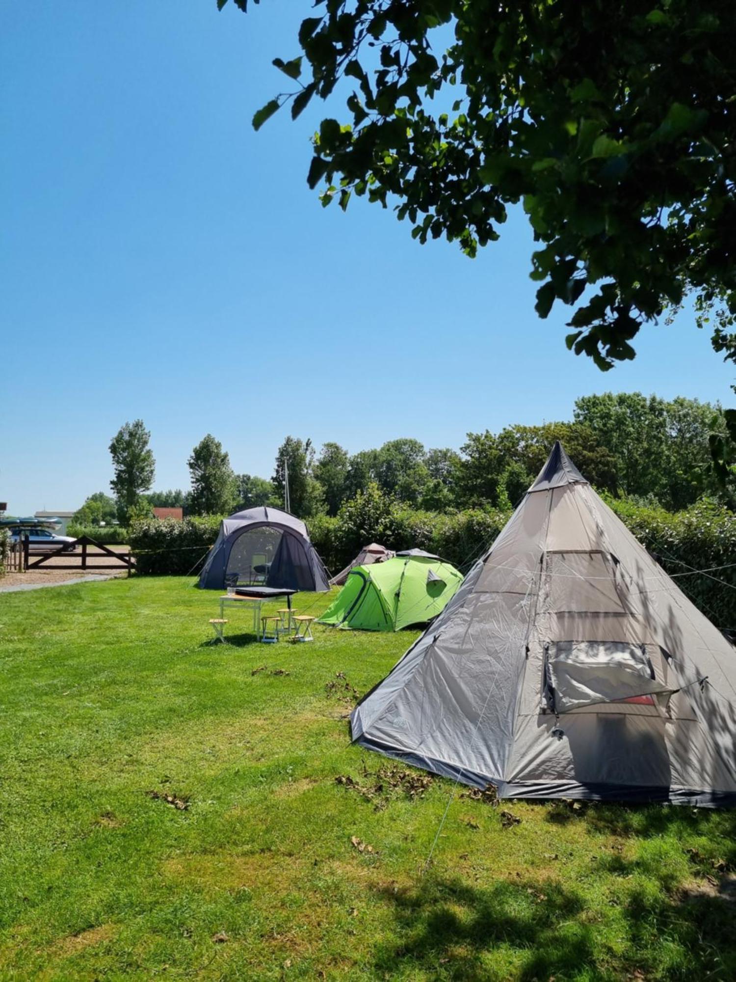 Camping De Tulpenweide Lege Kampeerplaats, Lege Plaats Op Het Gras Zonder Bed Breezand Ruang foto