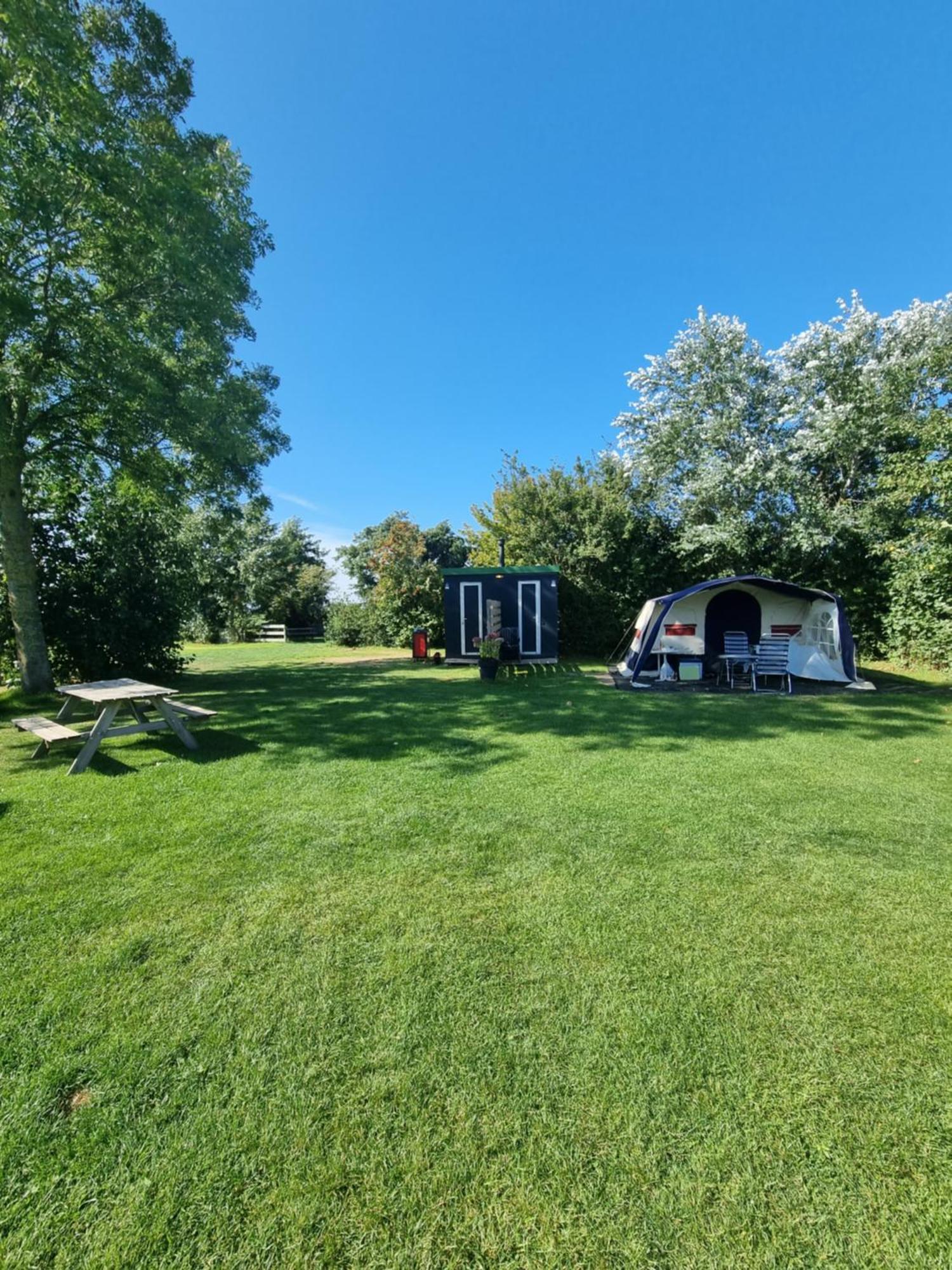 Camping De Tulpenweide Lege Kampeerplaats, Lege Plaats Op Het Gras Zonder Bed Breezand Ruang foto