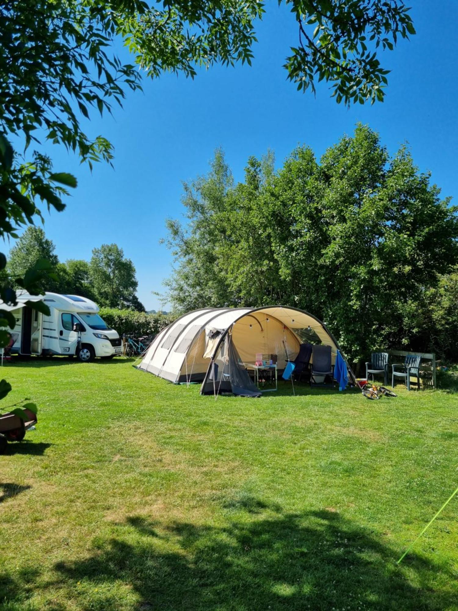 Camping De Tulpenweide Lege Kampeerplaats, Lege Plaats Op Het Gras Zonder Bed Breezand Ruang foto