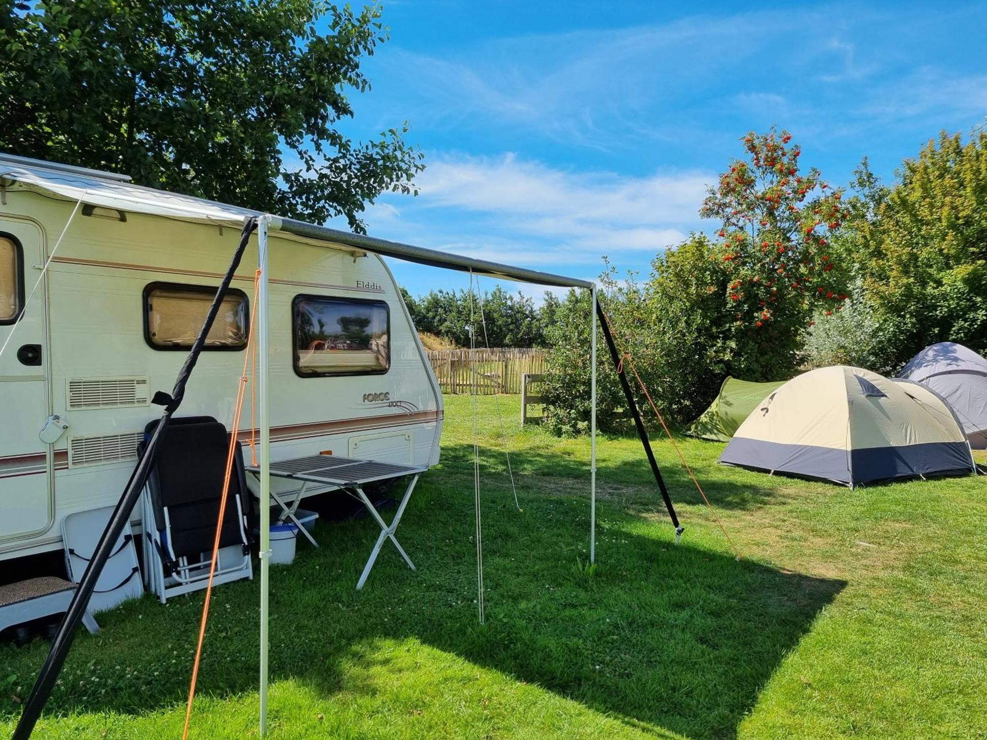 Camping De Tulpenweide Lege Kampeerplaats, Lege Plaats Op Het Gras Zonder Bed Breezand Ruang foto